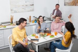 楽しそうな食事風景。なのしく美味しい食事は最高のヒーリングですね。