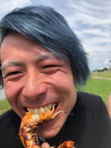 管理人の顔写真です。食べているのはえびです。